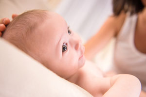 Bébé qui est allongé et sa maman